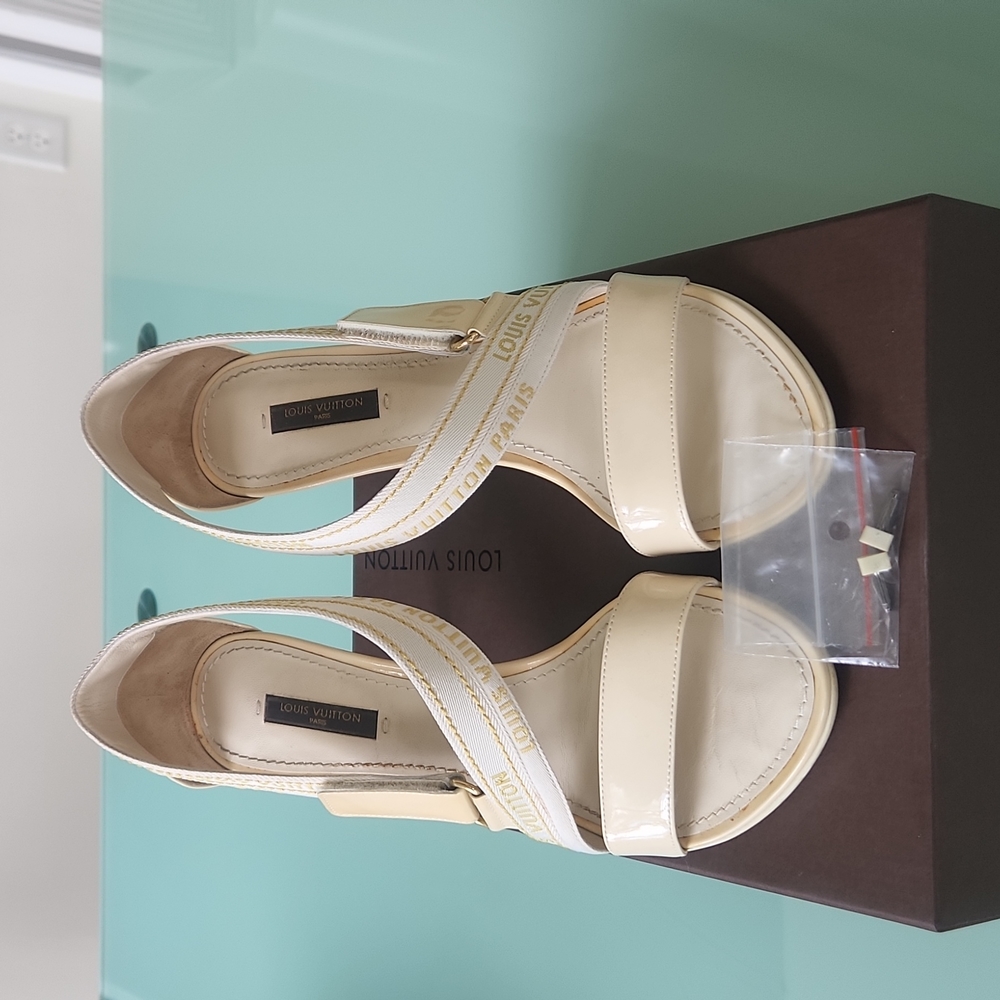 Louis Vuitton sandals. Size 37.5. Ivory color.